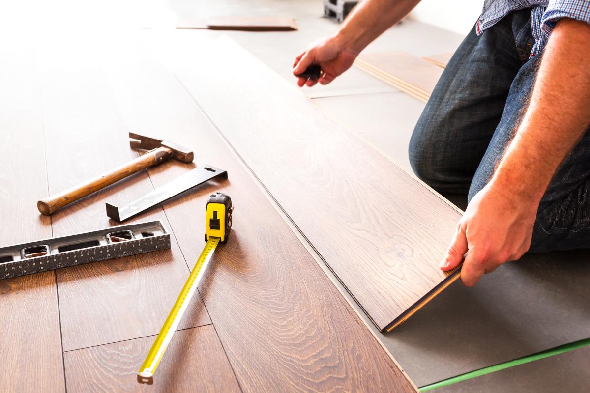 Floor replacement: precautions to take before starting home renovation. Photo: br.depositphotos.com.