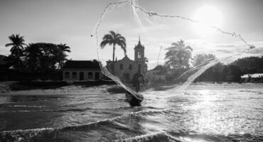 Pescador no litoral fluminense. Fotografia de Mario Barila.