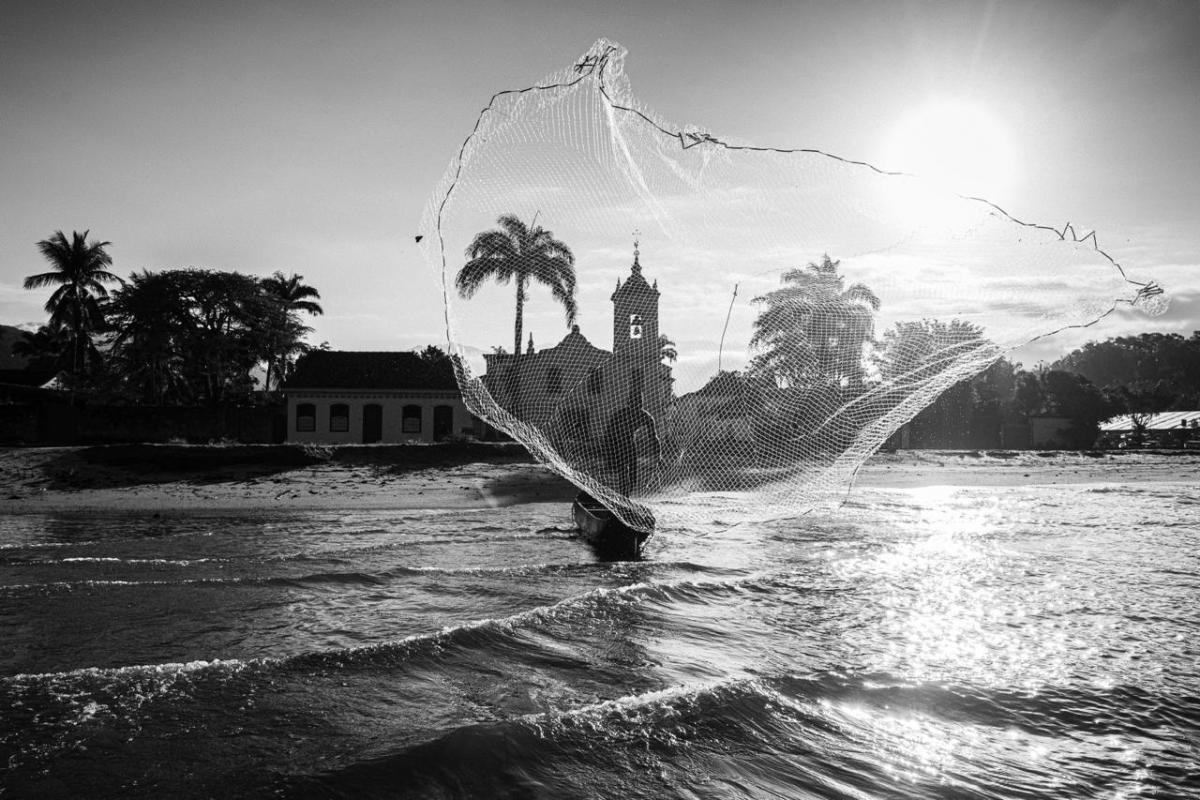 リオデジャネイロの海岸の漁師. 写真撮影：マリオ・バリラ.