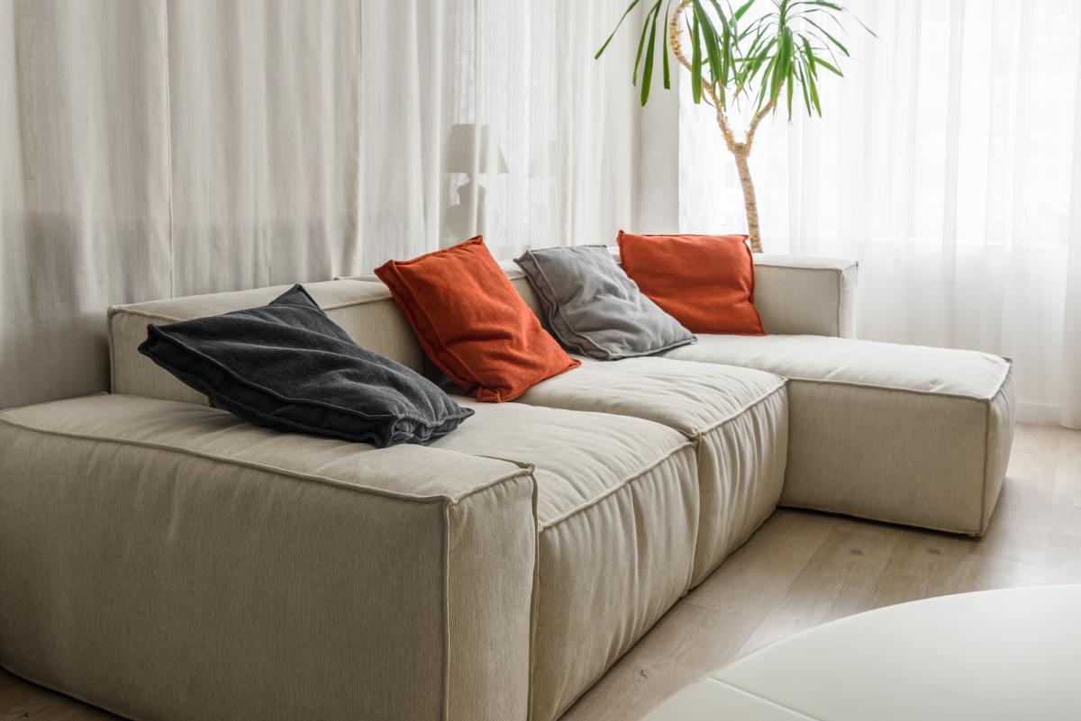 Transforming Your Sofa: An Essential Guide to Sanitizing and Renovating. Photo: br.depositphotos.com.