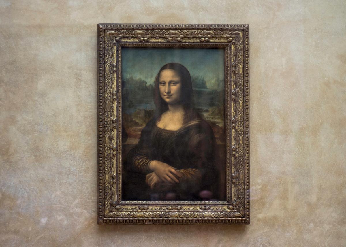 10 Berühmte Kunstwerke, die die Geschichte der Menschheit veränderten. PARIS, FRANKREICH - 12 März 2018: Mona Lisa im Louvre-Museum ohne Touristen. Fotos: br.depositphotos.com.