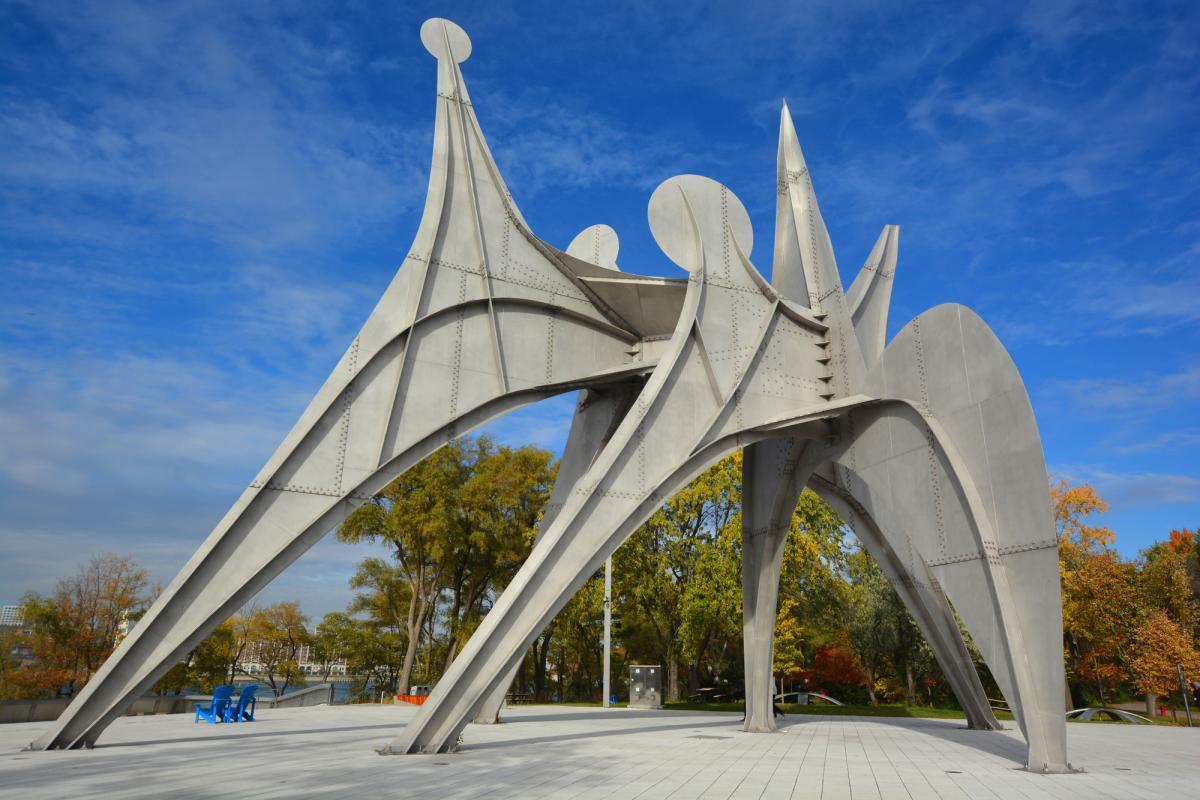 Zeitgenössische Skulptur: Herausfordernde Grenzen und Erwartungen in der Kunst. Die Alexander Calder-Skulptur L'Homme French for Man. Fotos: br.depositphotos.com.