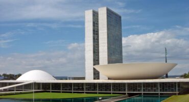 Fig. 2 – Oscar Niemeyer, Congresso Nacional, Brasília, 1960. Mario Roberto Duran Ortiz, Public domain, via Wikimedia Commons.